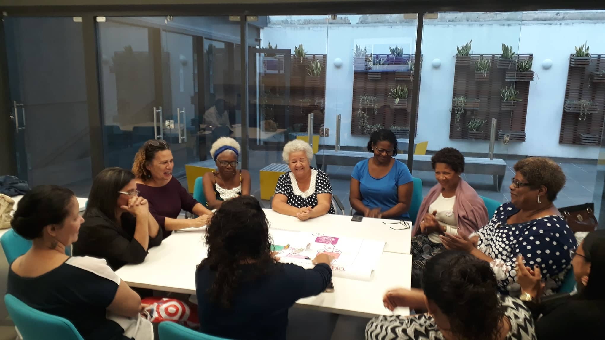 Artesãs reunidas na aula da Escola de Negócio das Artesãs da Rede Asta no CRAB Sebrae