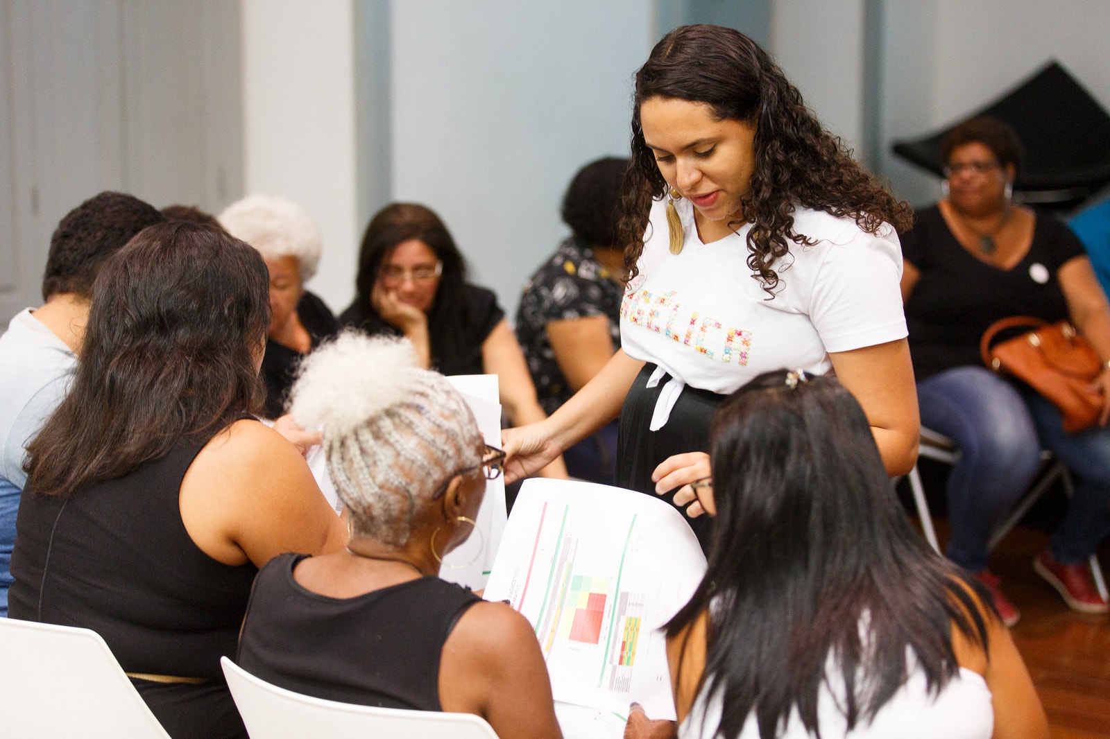 Angélica Oliveira apresentando o diagnóstico de grupos na formatura da Escola de Negócio das Artesãs da Rede Asta