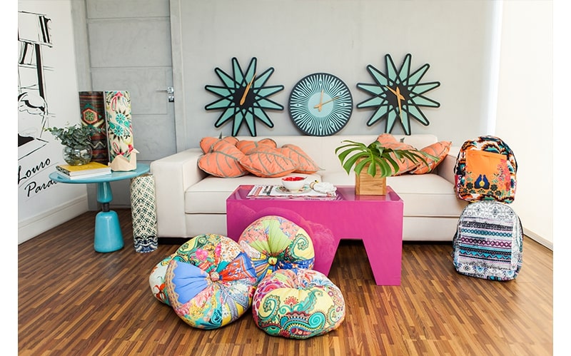 Sala decorada com almoda Fuxicão, Almofada Folha e Luminária de Placa de Palmito Pupunha feitas pelas artesãs da Rede Asta para a Linha casa da Dress To em 2016