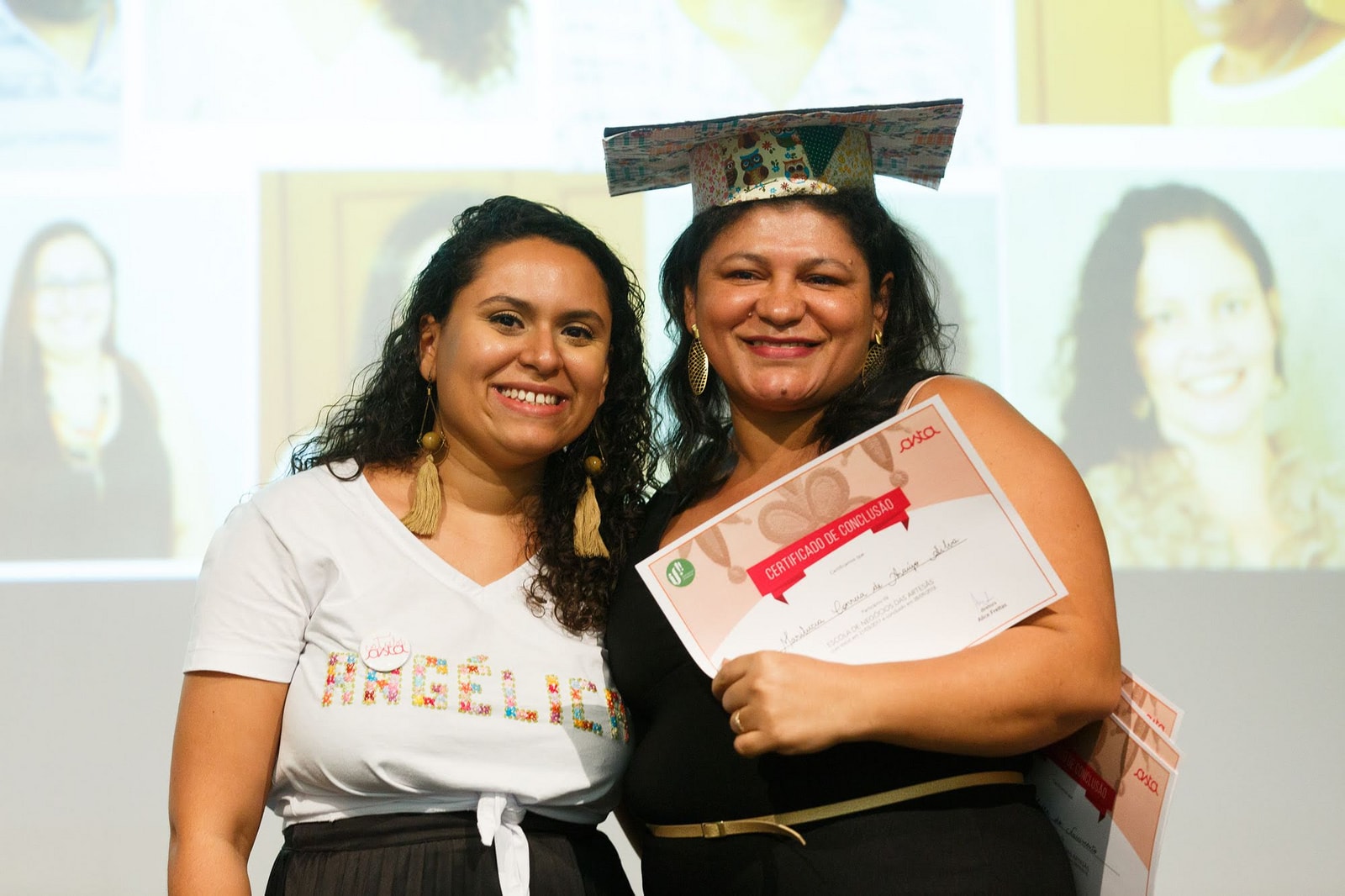 Monitora e artesã da Rede Asta na formatuta da Escola de Negócio das Artesãs recebendo certificado