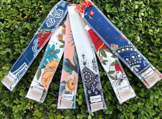 Capinhas de canudos sustentáveis feitas pelas artesãs da Rede Asta com retalho da FARM para a Mentah!