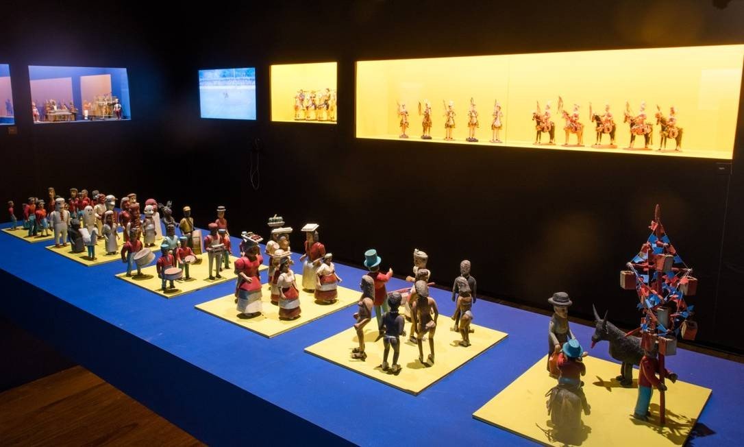 Peças de arte popular brasileira do Museu Casa do Pontal expostas no CRAB