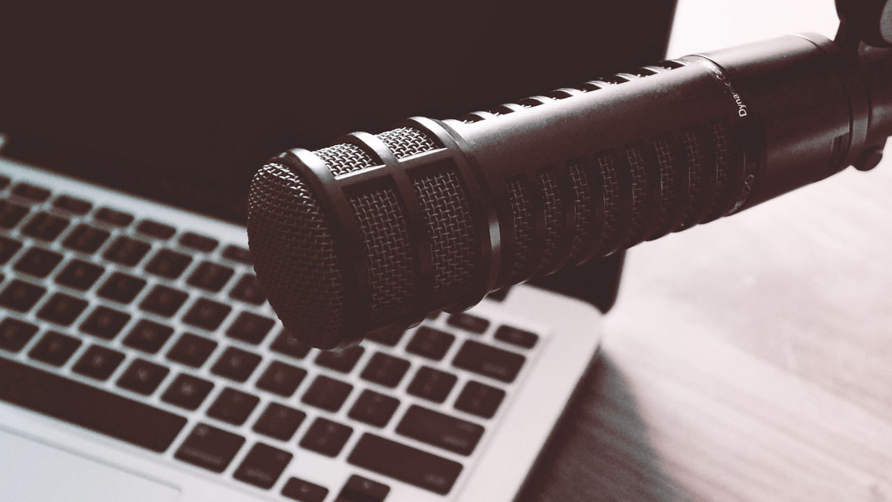 Te has preguntado qué es un podcast y por qué miempresa debería tener uno, el día de hoy te lo decimos.