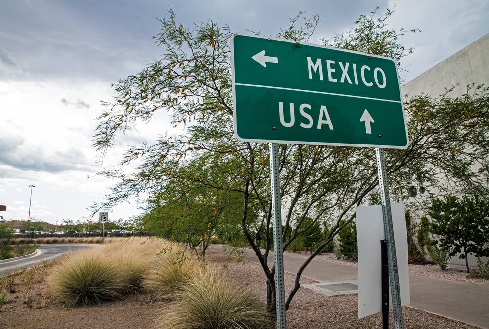 USA and Mexico border sign
