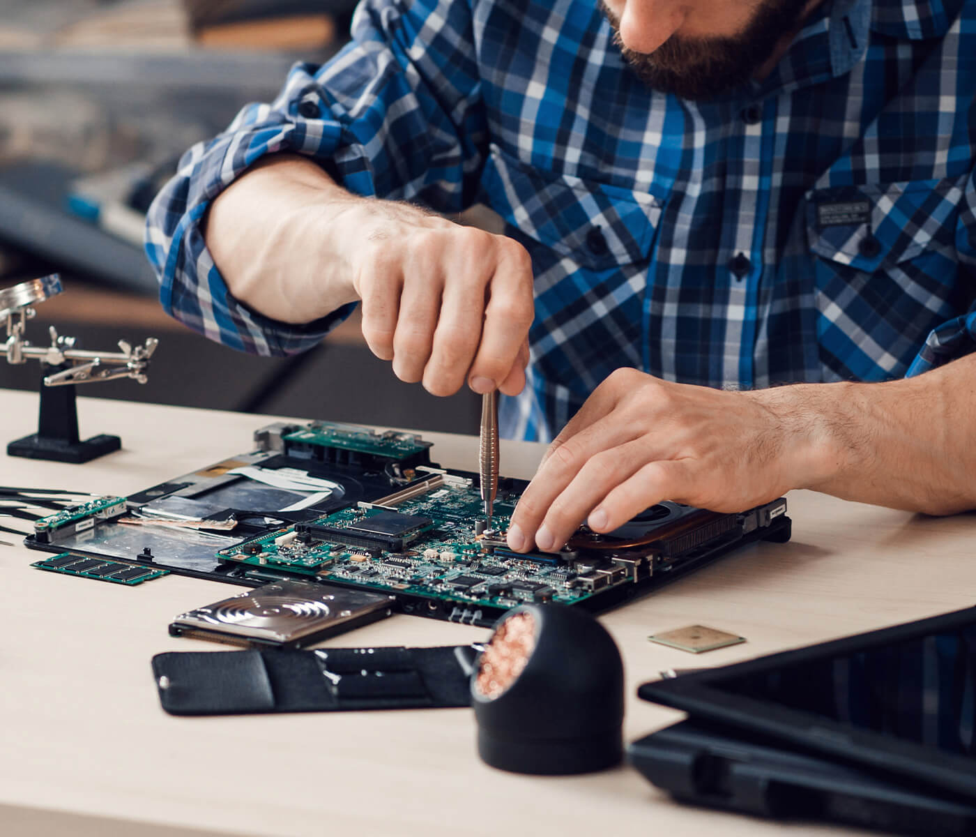 чинит компьютер. компьютерная техника. починить компьютер. техобслуживание компьютера. монтаж систем вентиляции.
