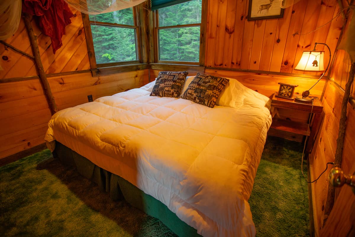 Sunset Pine Suite with Jacuzzi tub and lake view