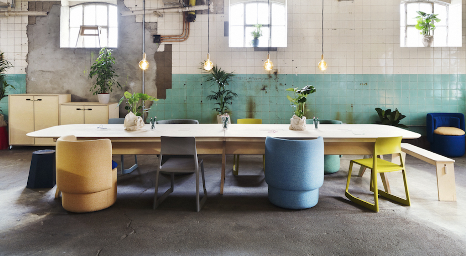 Flexible working environment with a collaborative desk