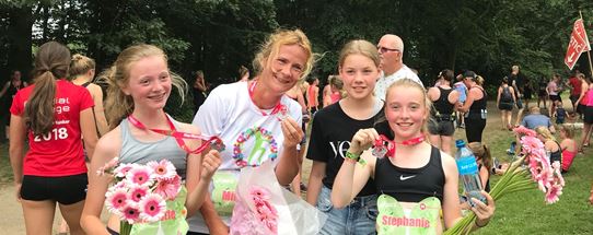 4 dames met hun gewonnen prijzen
