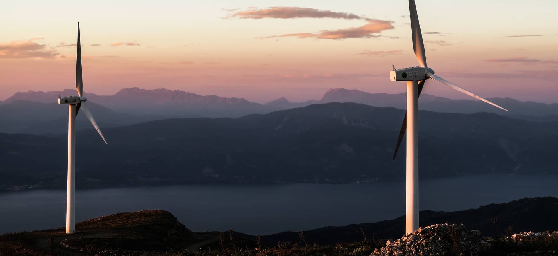 Foto von Windrädern auf einem Berg