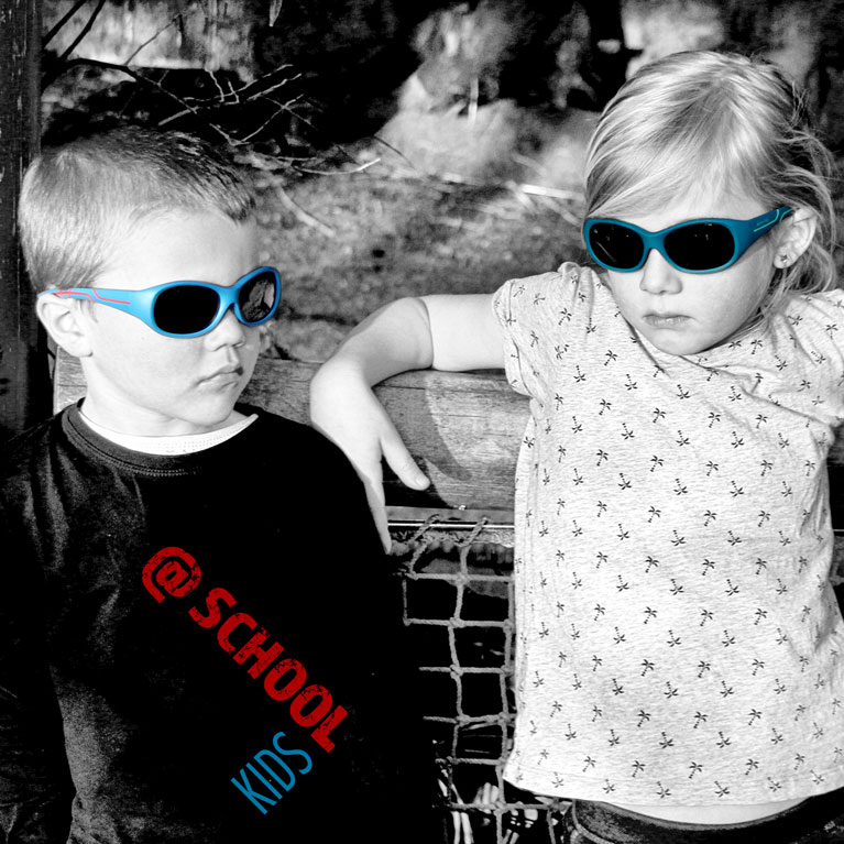 Baby mit Sonnenbrille Fische blau