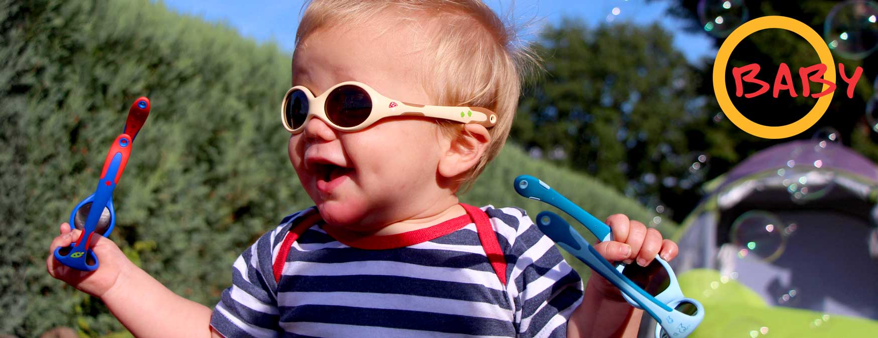 Baby mit Sonnenbrille Fische blau