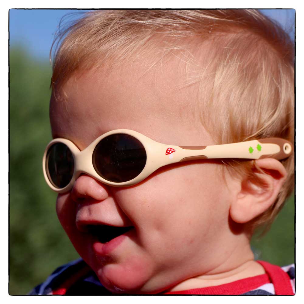 Kind und Baby mit ActiveSol Sonnenbrillen, Pirat und Monster