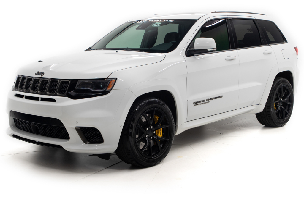 An incredible side shot photo of aJeep grand-cherokee that you should buy.