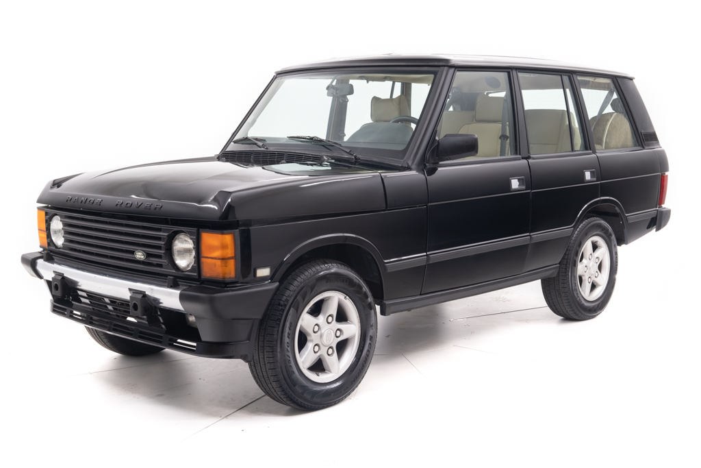An incredible side shot photo of aLand Rover range-rover that you should buy.