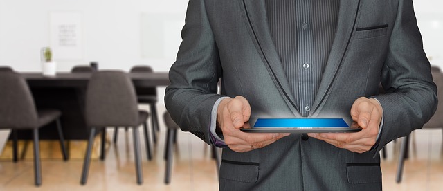 CRM Tool - Kunde mit Tablet