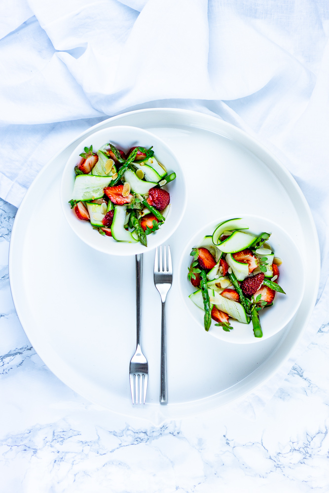 Erdbeer-Spargel Salat mit Zucchini-Streifen
