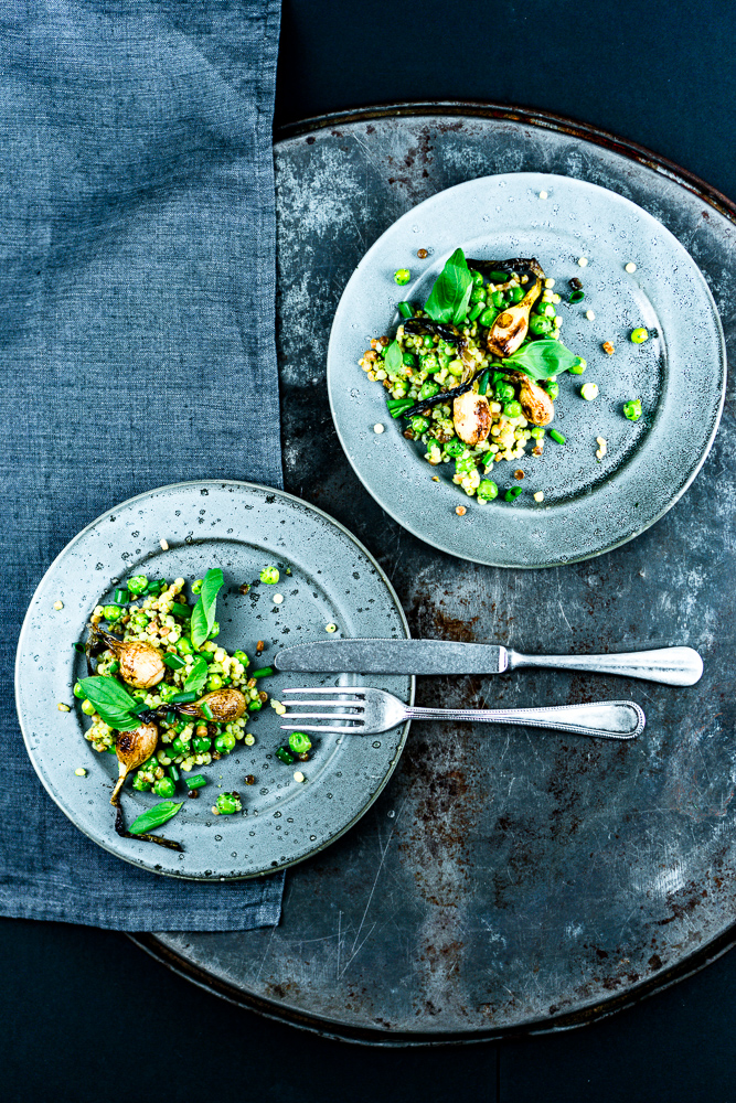 Fregula-Sarda-Salat mit Erbsen und Balsamico-Zwiebeln