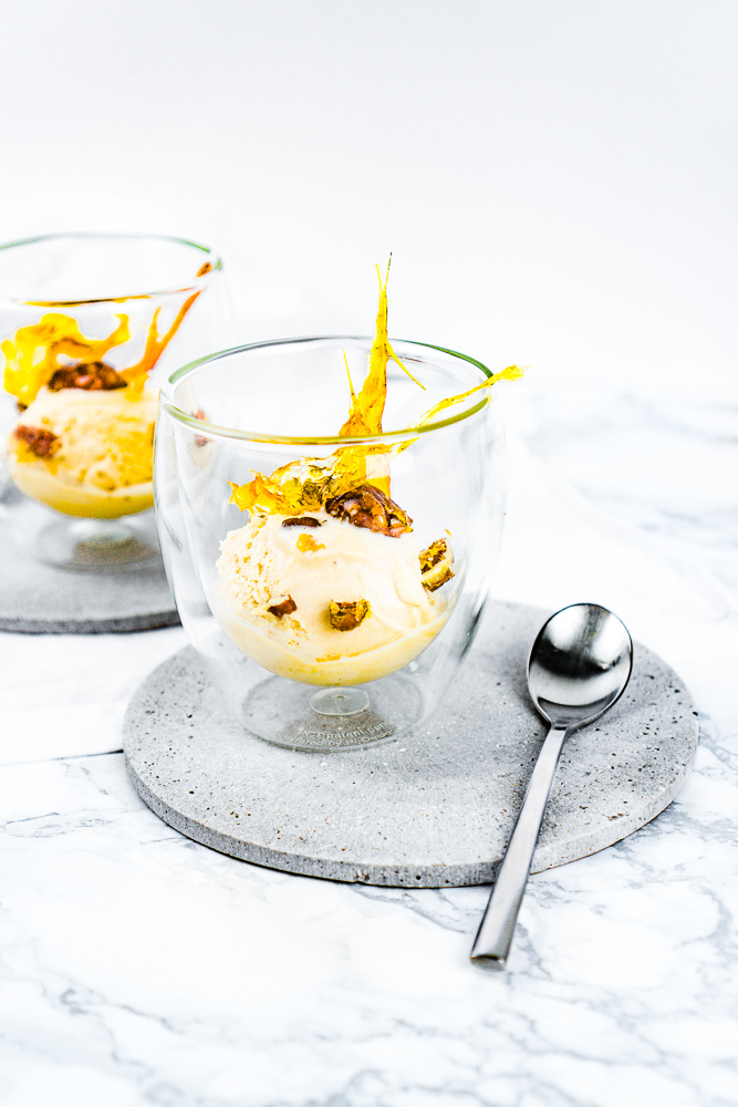 Honeybush-Tee Eiscreme mit karamelisierten Pecan-Nüssen