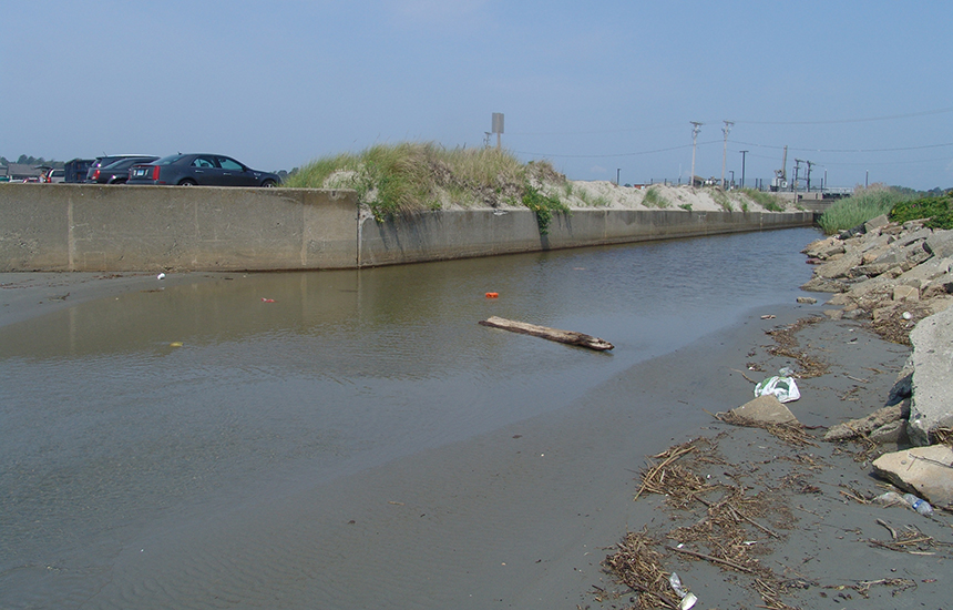 Stormwater runoff plays a significant role in the contamination problems that plague Easton’s Beach in Newport, R.I. (Frank Carini/ecoRI News)