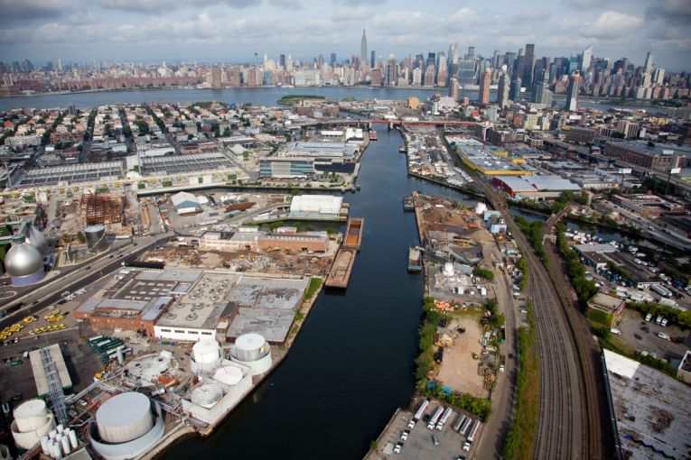 Newtown Creek, a 5.5 kilometer-long tributary of New York’s East River, is one of the most heavily industrialized and polluted sites in the United States. Water overflowed the armored banks of the waterway during Hurricane Sandy, spreading untreated sewage and toxic chemicals into city streets and basements. The Newtown Creek Wastewater Treatment Plant (the silver egg-shaped tanks on the far left), the largest of New York’s 14 sewage processing facilities, was responsible for the sewage—it released 550 million liters after becoming submerged. Image by Alex MacLean. United States, 2019.