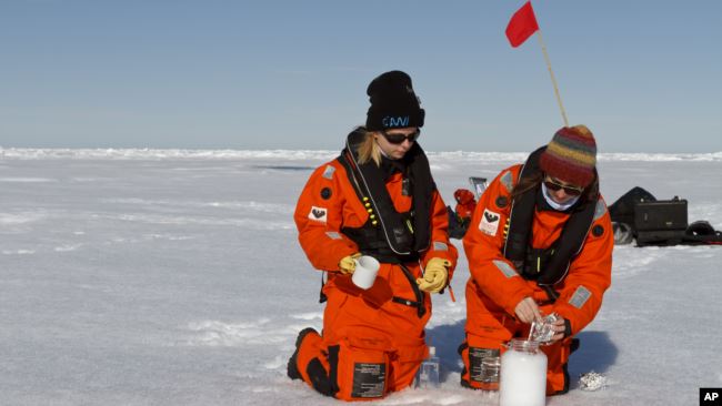 Scientists from the Alfred Wegener Institute collect snow samples with help from the research vessel Polarstern. Even in the Arctic the snow is polluted with microplastics. (Photo: Kajetan Deja)