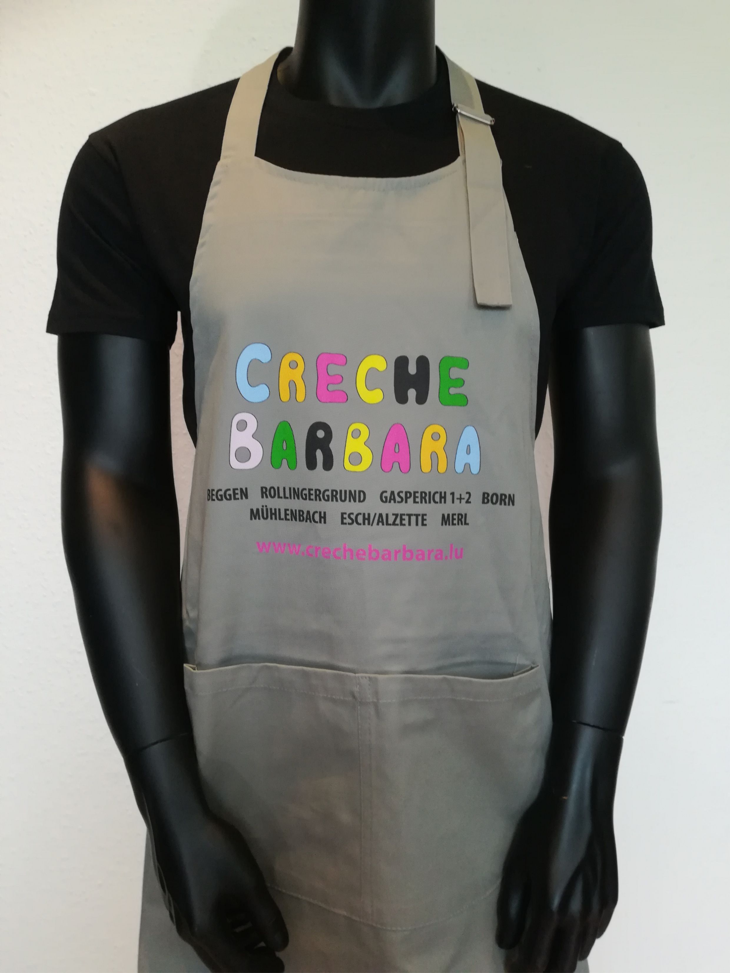 Nous avons réalisé cette personnalisation sur des tabliers de cuisine gris en mélange coton/polyester. Encore un exemple parfait de ce que permet l'impression numérique DTG. Et personnalisation possible à partir de 10 pièces seulement.
