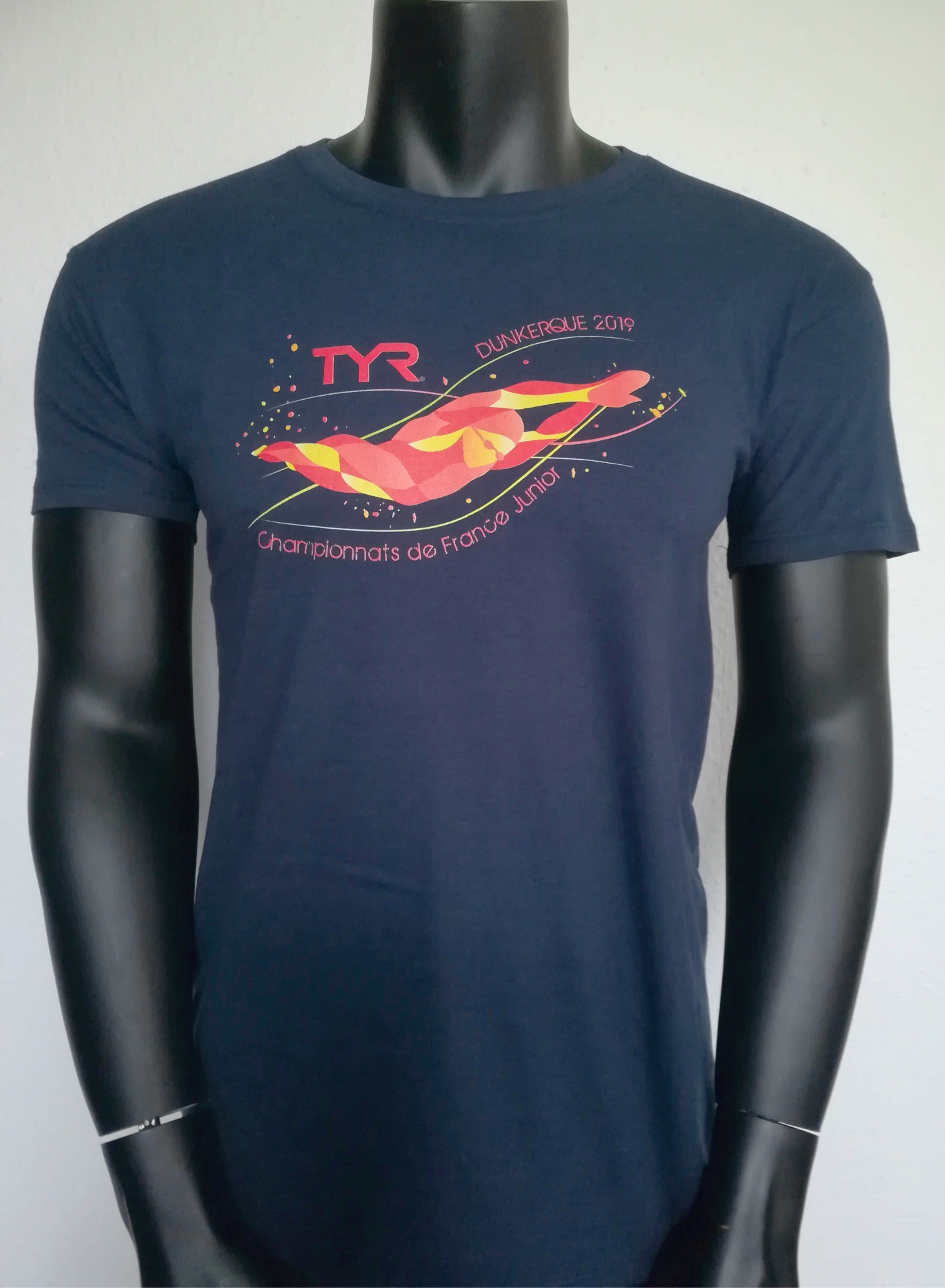 T-shirt coton marine avec impression digitale face avant.Encore un exemple parfait de visuel destiné a être seulement réalisé en impression digitale DTG.