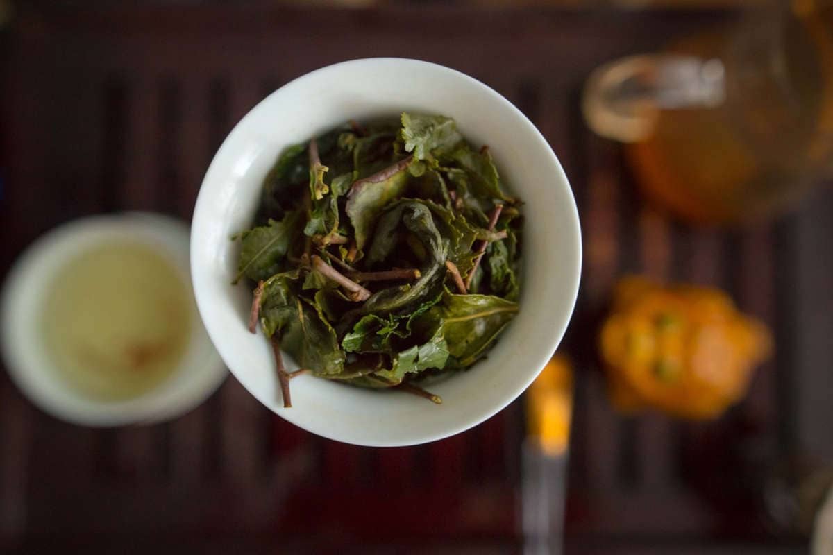 taza de té verde con grandes hojas vista desde arriba 