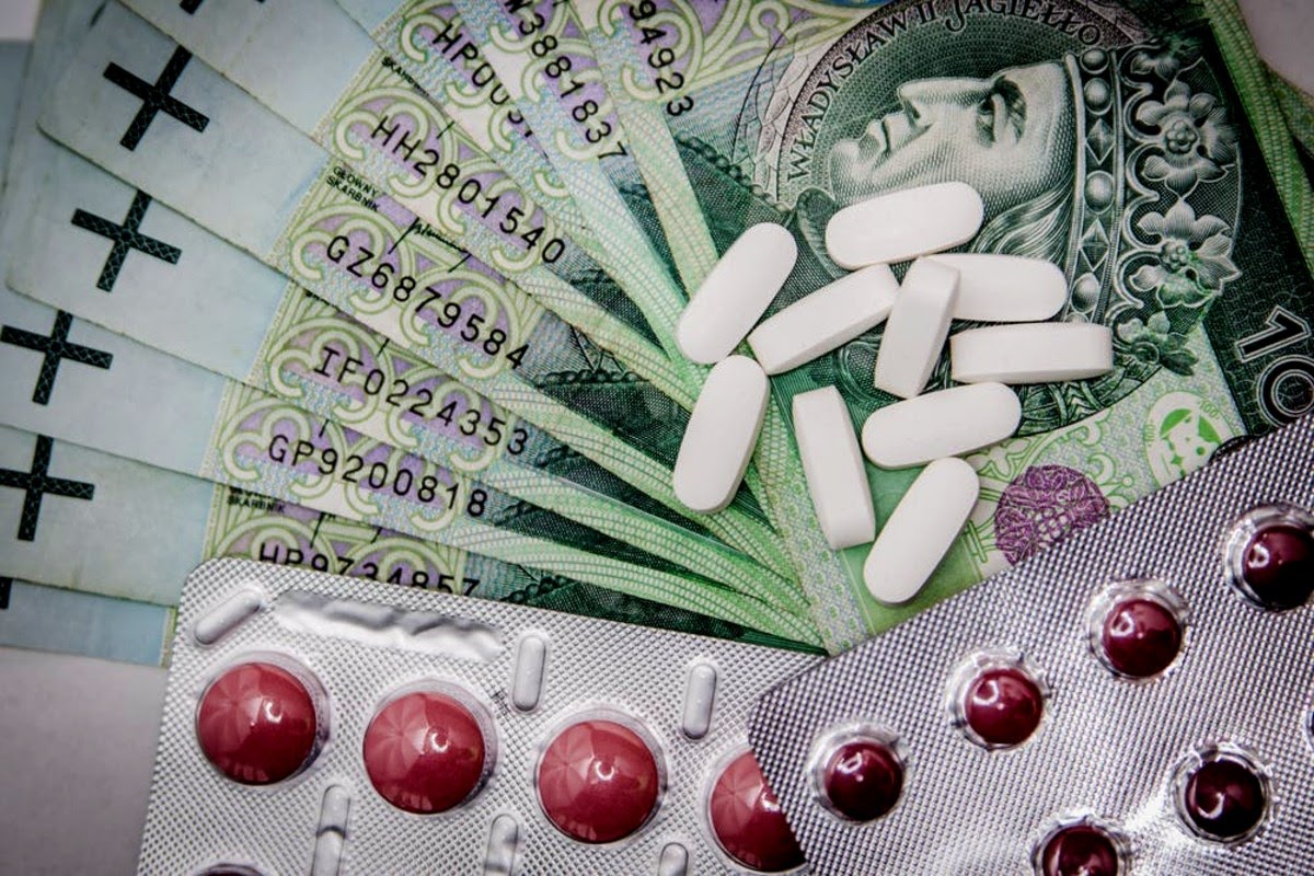 photo of money and drugs