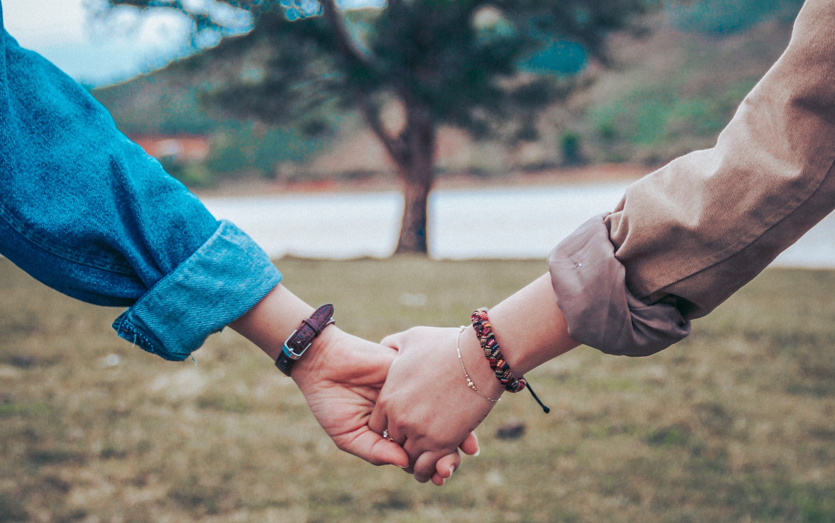 Dos personas cogidas amigablemente de la mano