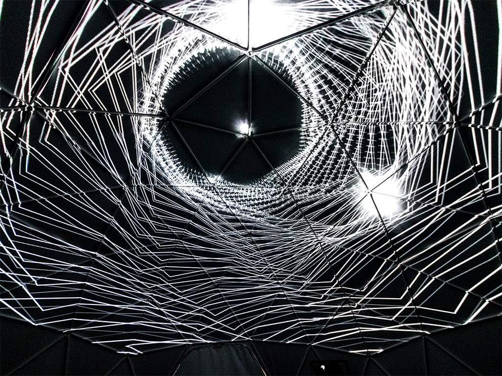 Dôme immersif pendant une projection