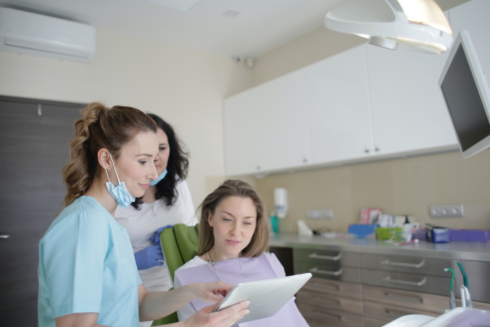A woman talks to her dentist about gum sensitivity and what to do about it.