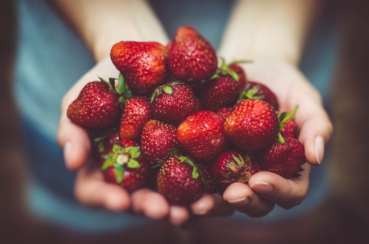 a handful of strawberries is a natural whitening method