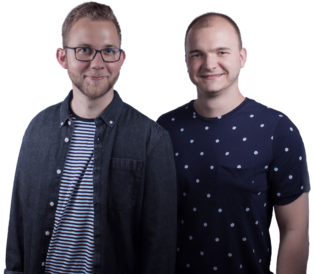 Team Foto von Vibrand Design, in dem Lucas (links) und Dennis (rechts) stehen und sympathisch lächeln.