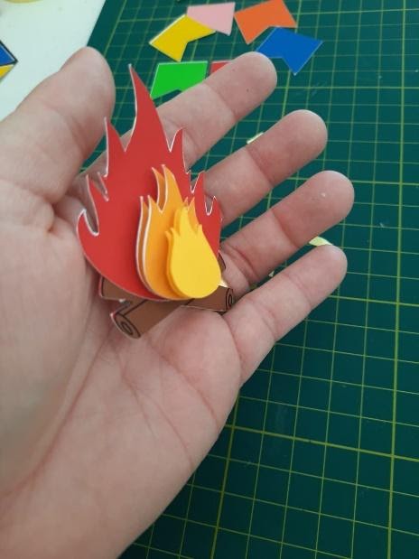 Uma imagem contendo pessoa, pequeno, segurando, vestindoDescrição gerada automaticamente