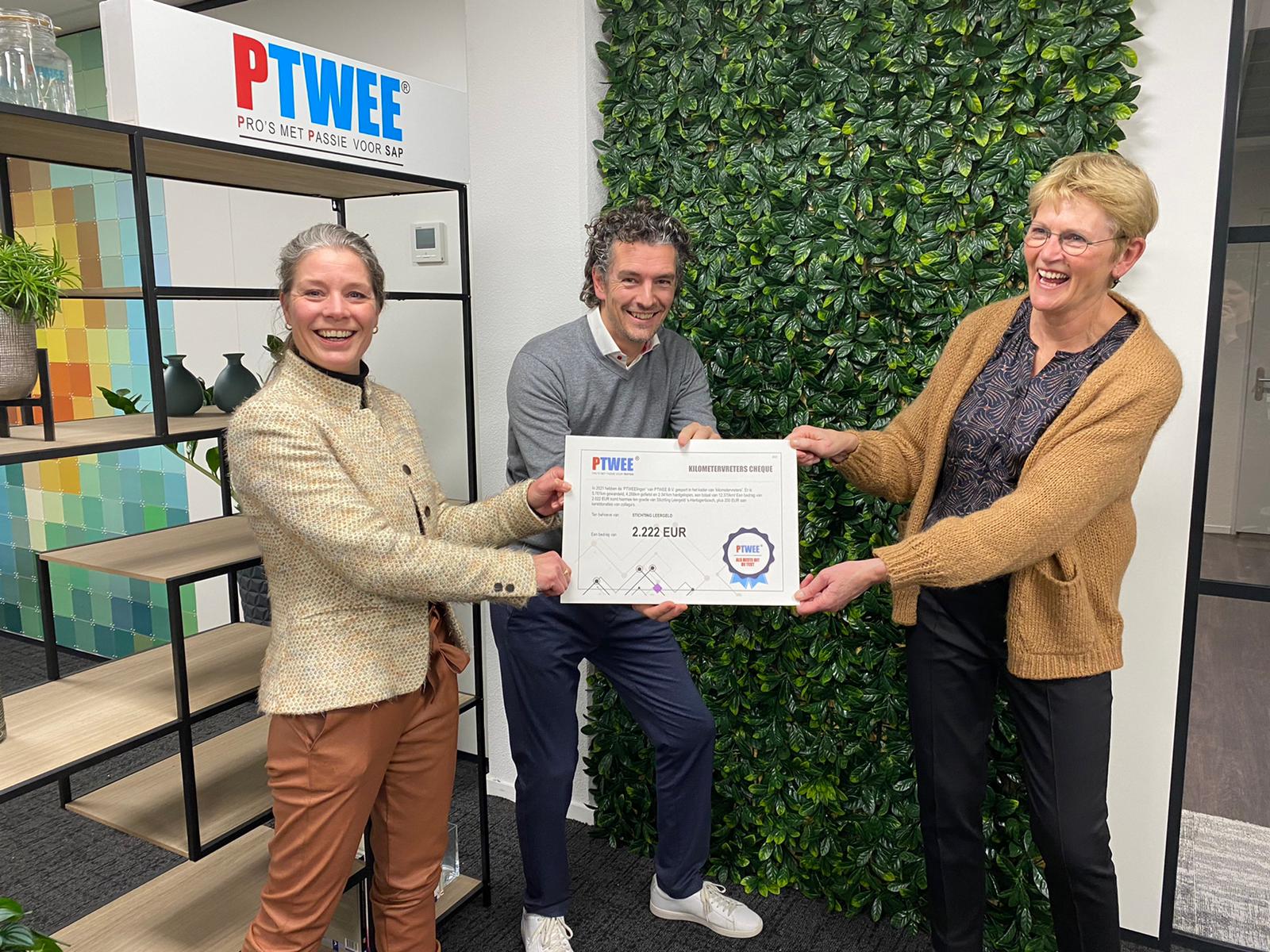 Overhandiging cheque aan Stichting Leergeld