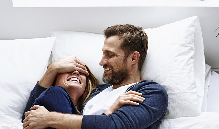 Nàng có những hành động thân mật và muốn ở riêng với bạn