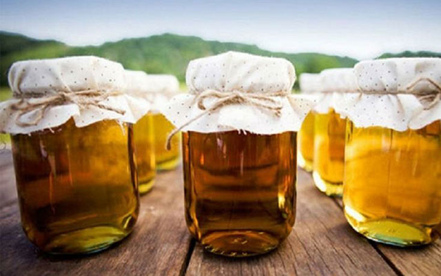 Sử dụng bình hoặc chai thủy tinh để bảo quản mật ong