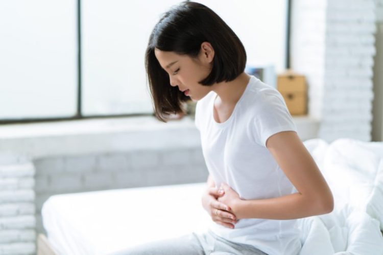 Uống tinh bột nghệ với mật ong thúc đẩy tiêu hóa và hỗ trợ điều trị loét dạ dày