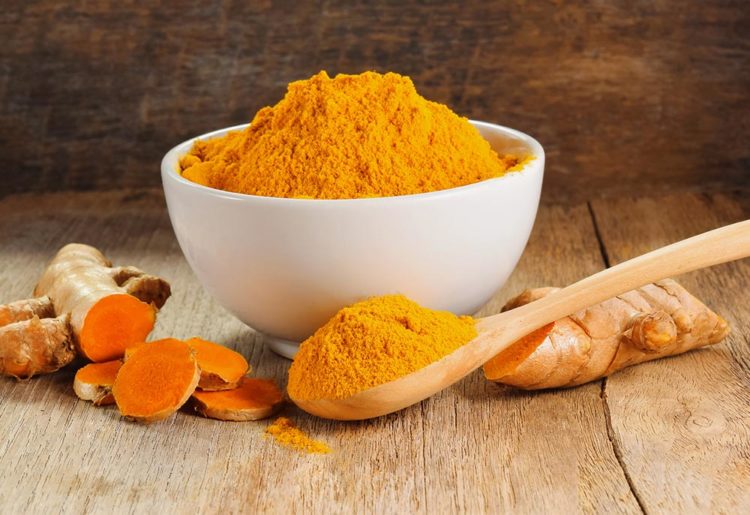 Cách trị sưng môi bằng bột nghệ