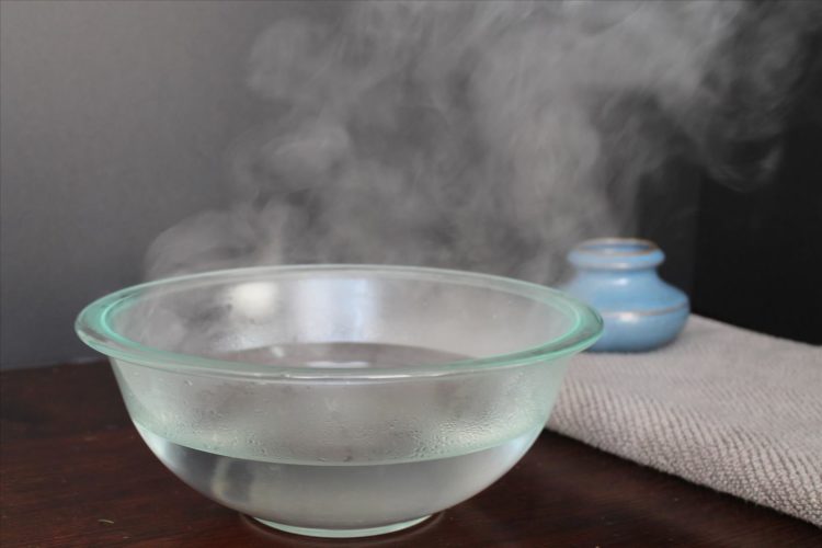 Cách trị sưng môi bằng nước ấm