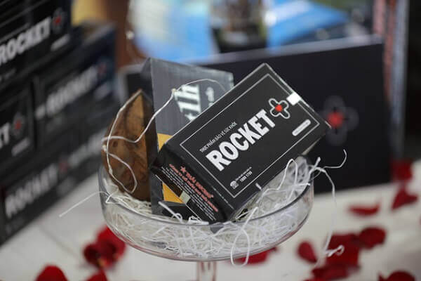 Thuốc Rocket 1h có tác dụng như thế nào, hiệu quả kéo dài trong bao lâu, Rocket 1h có bán lẻ ở tiệm thuốc Tây không và giá bao nhiêu