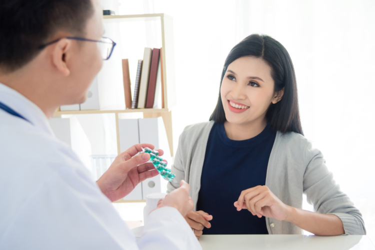 Tại sao bạn bị ngứa cổ họng và làm sao để giảm ngứa?