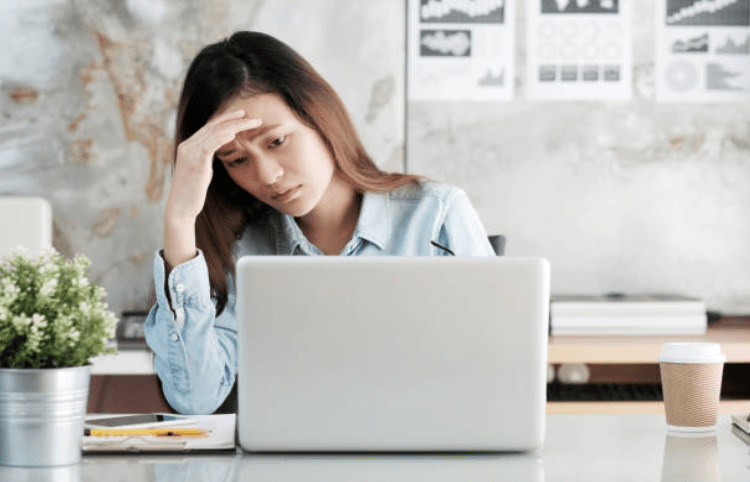 stress và caffein khiến bạn bị ù tai nặng hơn