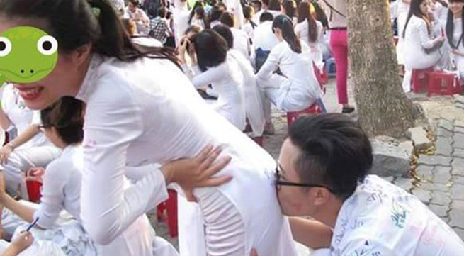 Hôn mông nàng để tăng sự sung sướng cho nàng
