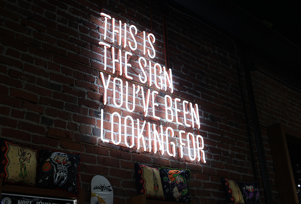 Neon bord met slogan this is the sign you've been looking for