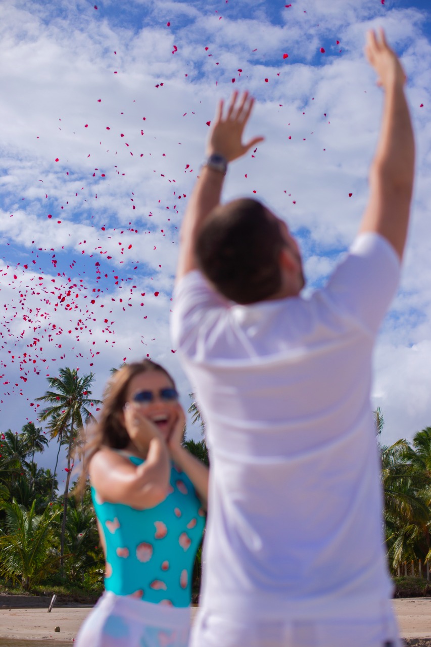 pedido de casamento diferente na praia com chuva de pétalas