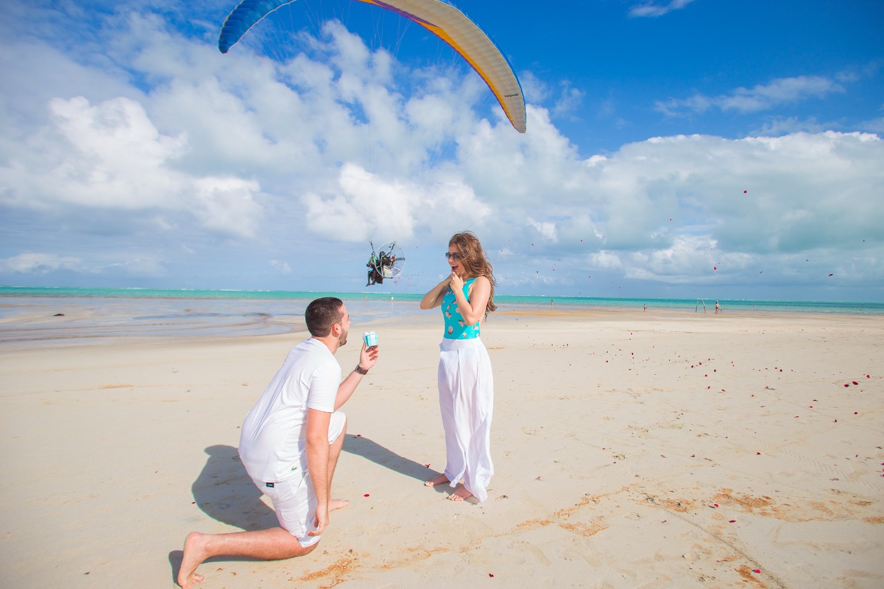 pedido de casamento diferente na praia com chuva de pétalas