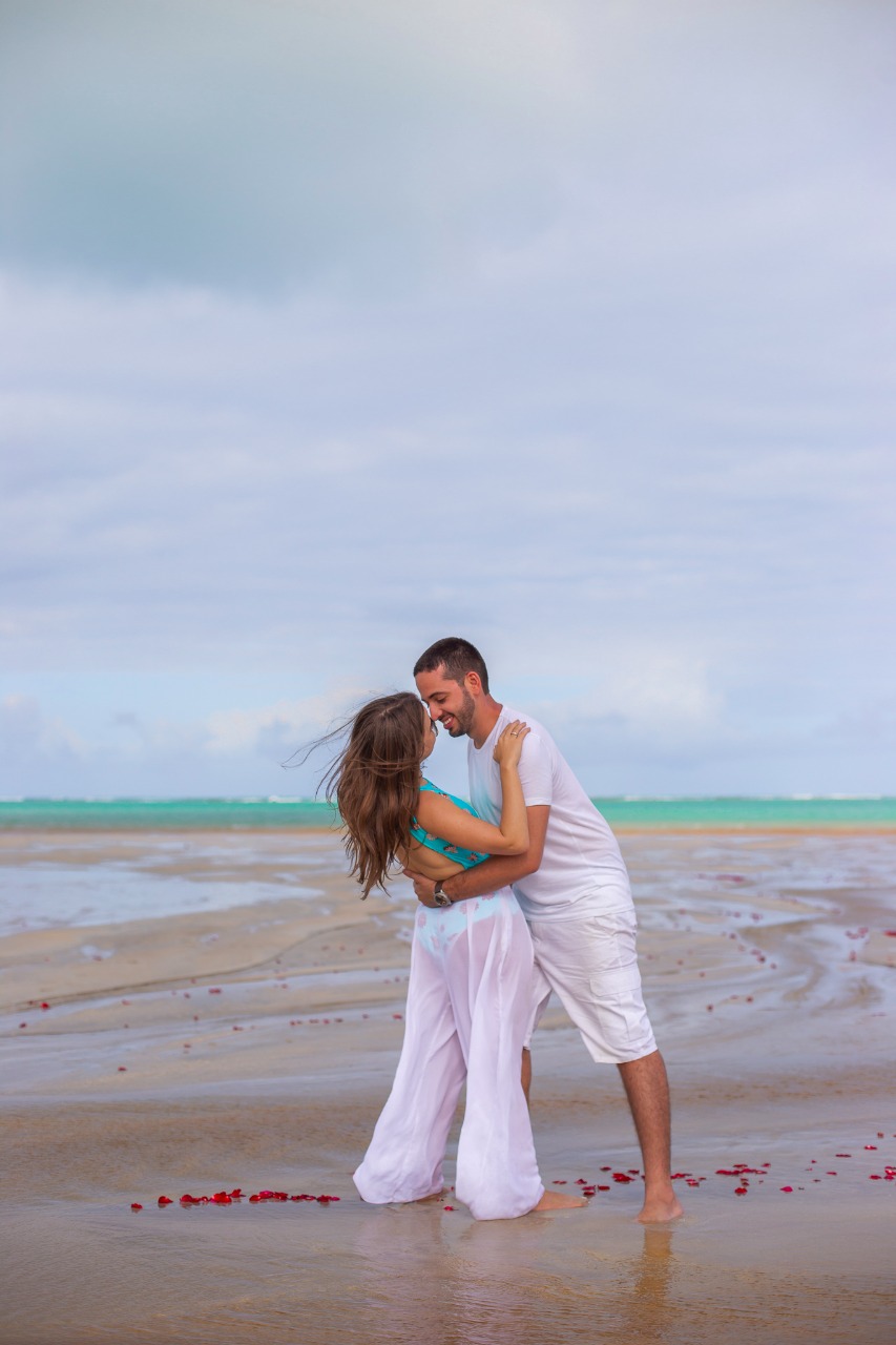 pedido de casamento diferente na praia com chuva de pétalas