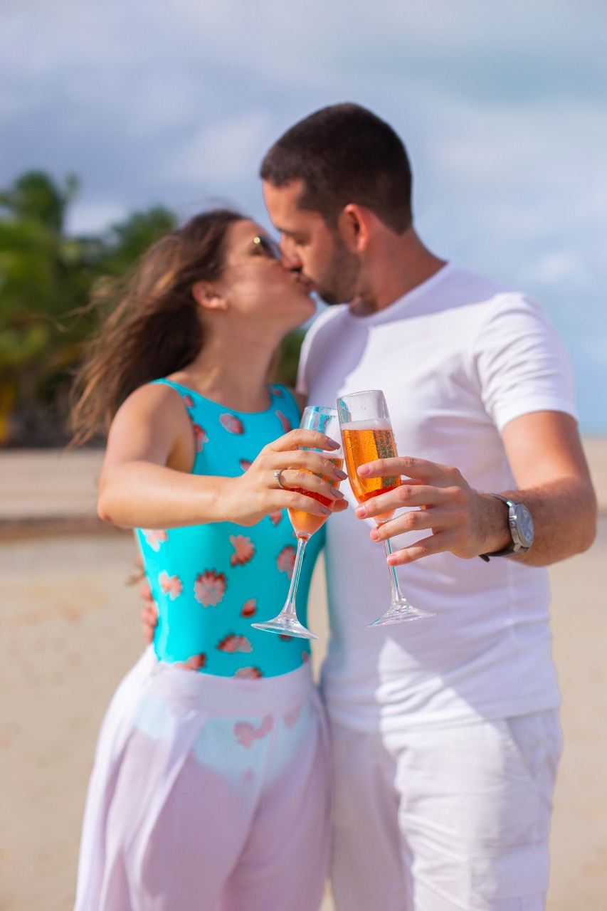 pedido de casamento diferente na praia com chuva de pétalas